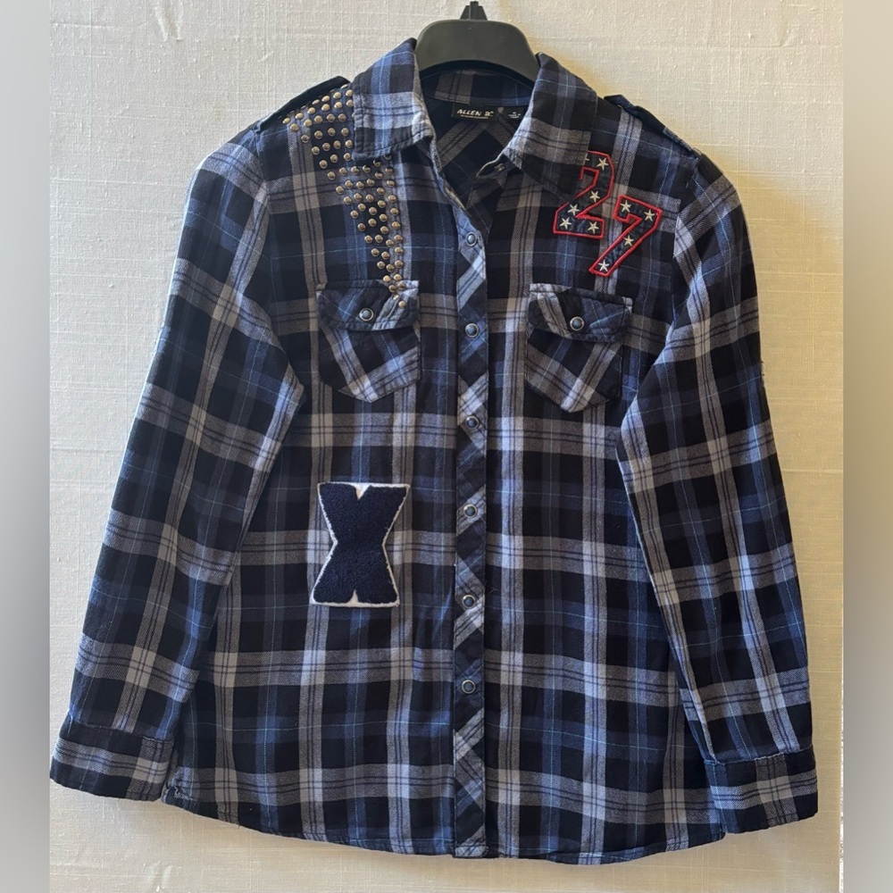 Allen B Women's WesternStyle Plaid Shirt Size M with buttons, decorative details